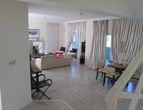 Hermosa Casa A La Venta ,amplia,comoda,cerca De Todo.- Ref: 6742