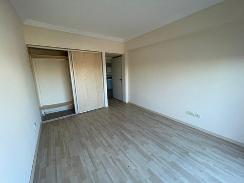 Dto De 2 Ambientes En Venta Al Frente Con Balcón