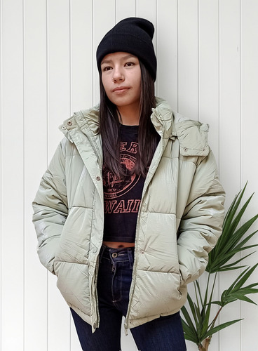 Campera Mujer Overzise Brillosa Abrigada Bolsillo Capucha