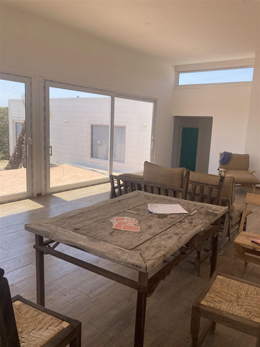 Casa En Venta De 4 Dorm. En Concón