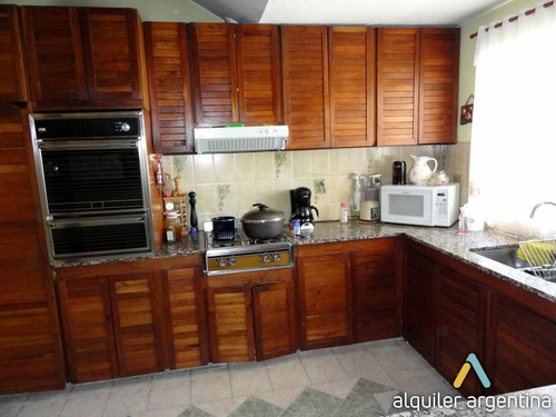 Casa Para 12 - Pileta Cerrada - Quincho - Centrica - Cochera 4 Autos - 5 Dormitorios - Equipamiento Full