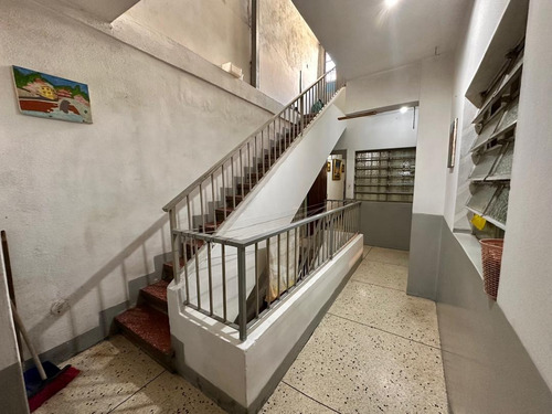Catia. Edificio - Casa De Tres Niveles En Venta De 400m2