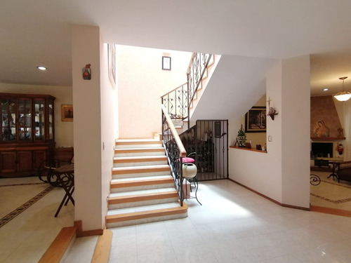 En Venta Casasa En Carretas, Gran Ubicación, 4 Recamaras, 5.5 Baños, Cto De Serv
