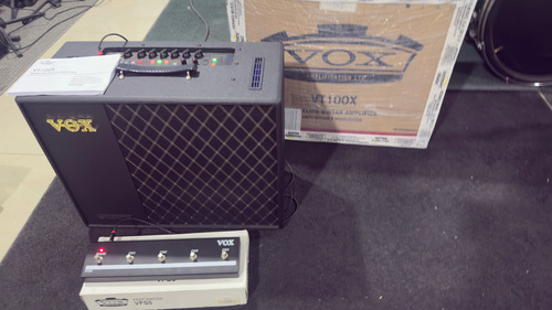 Amplificador Vox Valvetronix Vt100x + Footswitch Negro (Usado)