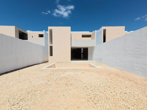 Casa En Venta De 4 Recamaras En Privada Ubicada En Xcanatun