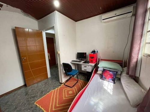 2 Casas No Mesmo Patio Com Muros Altos Separando
