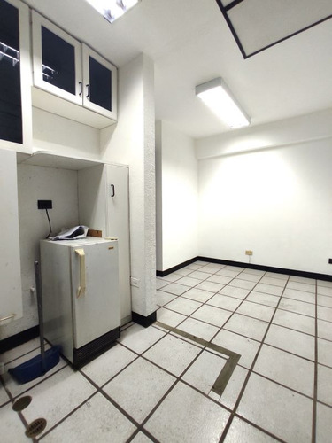Se Vende Oficina Centro Profesional La California. Con Entrada Principal Por La Fco. De Miranda Y Al Estacionamiento Por La California. Cuatro Cubículos Cómodos. Piso Medio.
