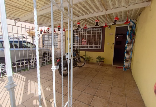 Casa En Venta De Recuperación Bancaria En Circuto 1 Miguel Hidalgo #45, Colonia Las Américas. Fm17