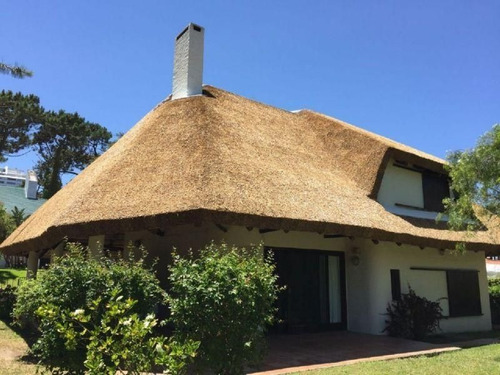 Casa En Venta De 4 Dormitorios En Playa Mansa