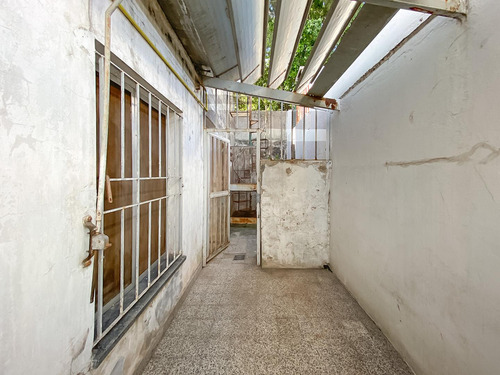 Casa Dos Dormitorios Con Cochera. Barrio Acindar.