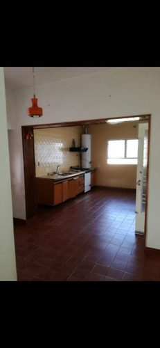 Imagen 2 de 13 de Impecable Casa En Venta De 4 Ambientes C/ Cochera En Luis Guillón