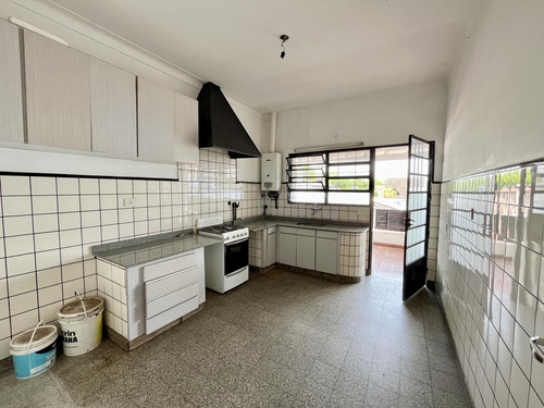 Galpon Con Vivienda Amplia En Planta Alta Y Desposito/jardin Al Fondo, En Olivos, Vicente Lopez.