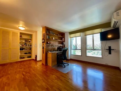 Agp Majestuoso Apartamento Con Hermoso Ventanales Y Terraza Cómoda En Venta En Los Palos Grandes 24-20072 Ys