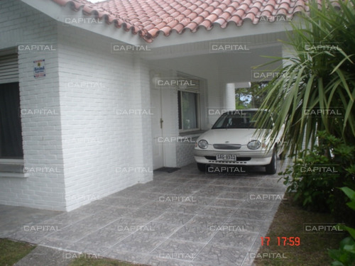 Casa En Cantegril Punta Del Este + Venta- Ref: 24792