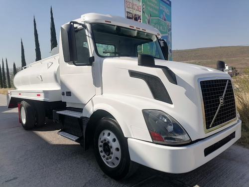 Camión Pipa De Agua De 10,000 Volvo Rabon Thorton Chasis