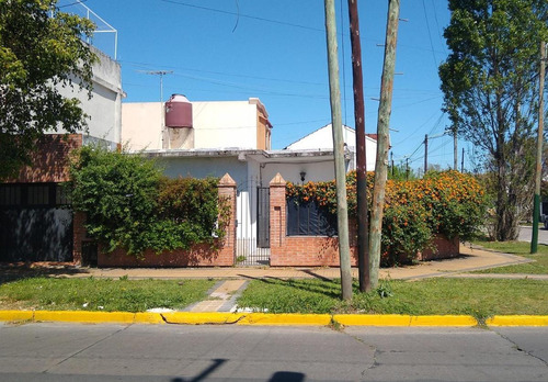 Imagen 2 de 12 de Casa En Ph Al Frente De 2 Dormitorios Completamente Independiente Con Garage. Banfield E.