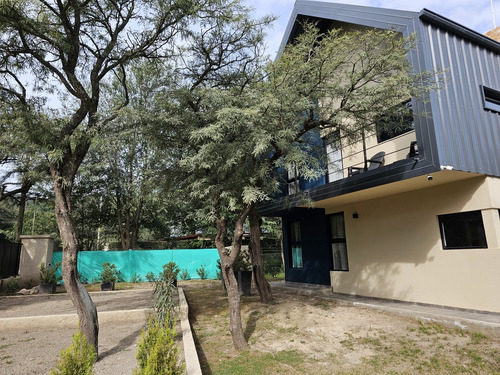 Excepcional Propiedad Que Puede Utilizarse Como Vivienda De 3 Dormitorios O Dos Departamentos Turisticos Habilitados Para Alquiler En Villa General Belgrano