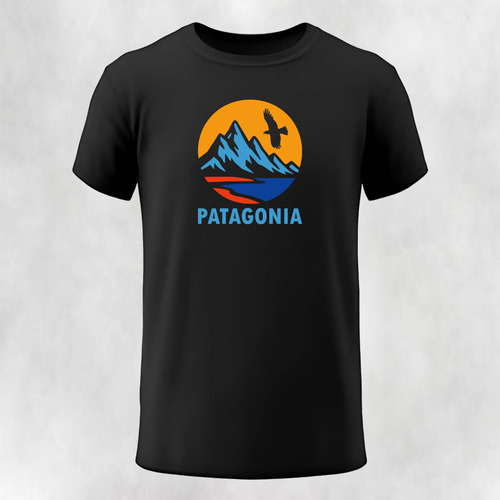 Remera Paisaje Patagonia Manga Corta Negra