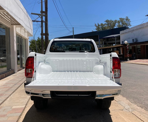 Imagen 6 de 15 de Toyota Hilux D/cabina 2.4 Tdi Sr 4x2 0km My2023