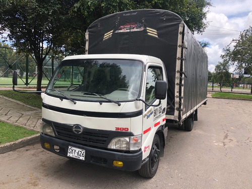 Camion Hino Dutro 300 Estacas Año 2010