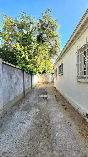 Casa En Venta De 5 Dorm. Las Condes El Golf Metro Tobalaba