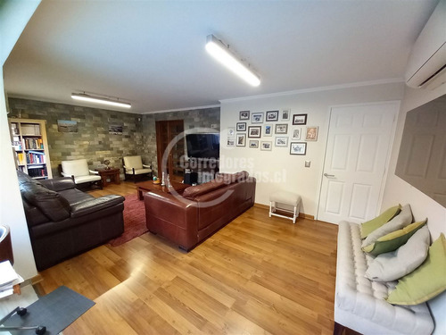 Casa En Venta De 5 Dorm. En La Florida