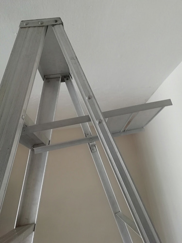 Escalera De Aluminio Tipo Tijera. 8 Tramos. Usada