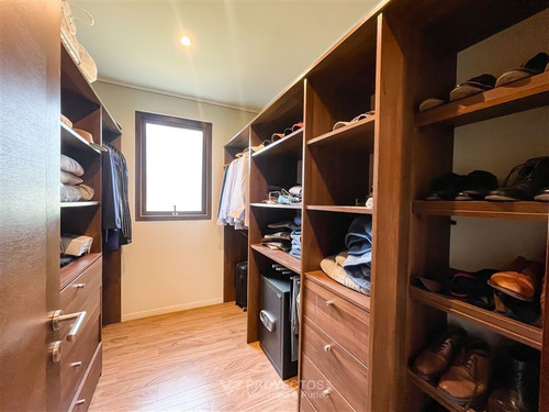 Casa En Venta De 5 Dorm. En Colina