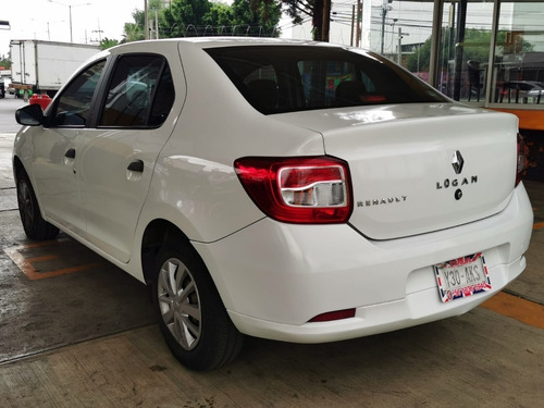 Imagen 4 de 15 de Renault Logan Expression Automatico