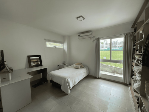 En Venta, Casa En Barrio Privado Santa Candida