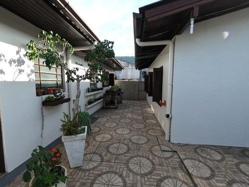 Excelente Residência Em Bairro Muito Tranquilo De Osório.