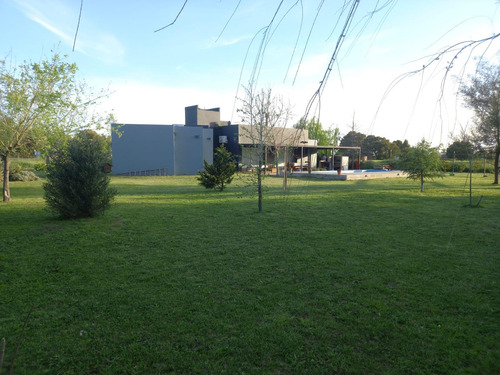 Casa En Venta - 2 Dormitorios 1 Baño - Cochera - 2.008mts2 - Castelli