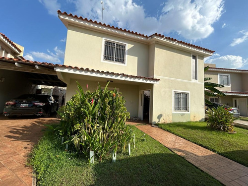 Casa En Venta En Conjunto Residencial Corsica Place Ideal Para Remodelar, Urb. Villa Granada.