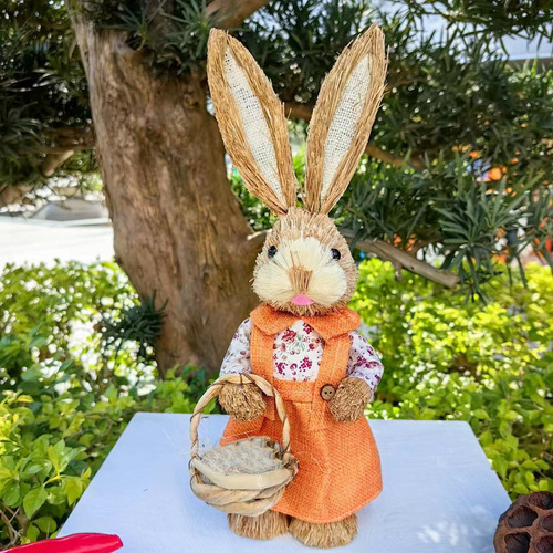 A Estatua De Conejo Hecha A Mano Con Paja De Pascua De 2