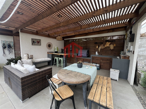 Linda Casa Moderna En Excelente Estado En Lomas De Montemar.