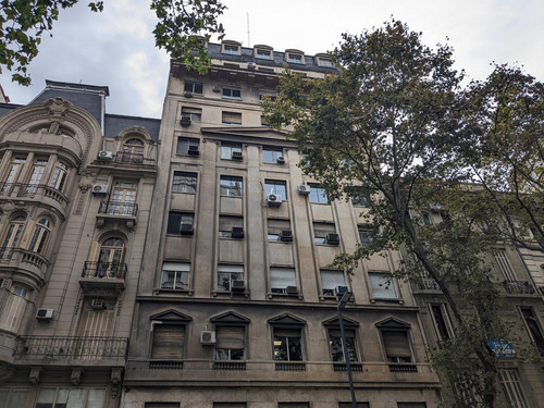 Oficina En Venta - Piso Alto Con Luz Natural En Av De Mayo