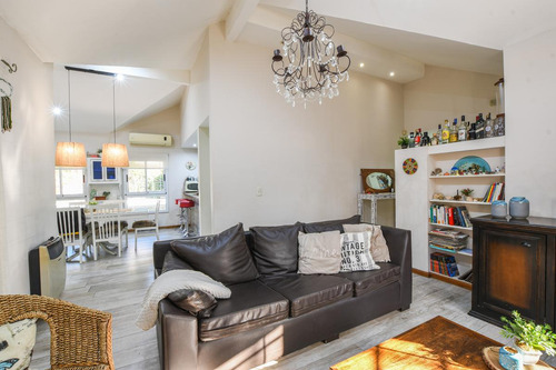 Casa En Venta 6 Ambientes 3 Dormitorios Pileta Y Quincho Zona Aldea Fisherton