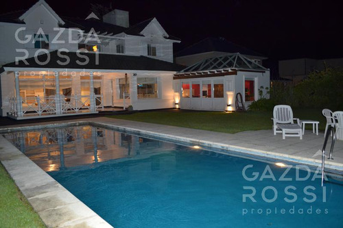 Impecable Propiedad De Amplios Ambientes A La Venta En Club De Campo El Lauquen!