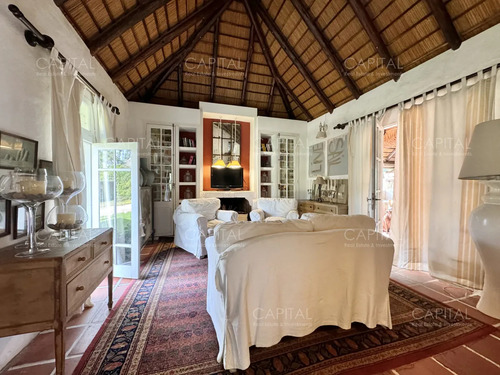 Casa De Tres Dormitorios En Venta, Pinares, Punta Del Este.