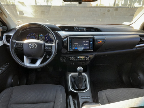 Imagen 9 de 15 de Toyota Hilux 2.8 Tdi Srx Doble Cabina 4x4 2017