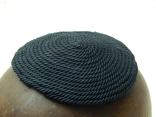 Antiguo Sombrero Casquete Kipá Realizado Con Cordón Torzado De Seda Cosido En Círculos Concéntricos