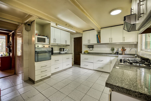 Casa En Venta De 5 Dorm. En Lo Barnechea