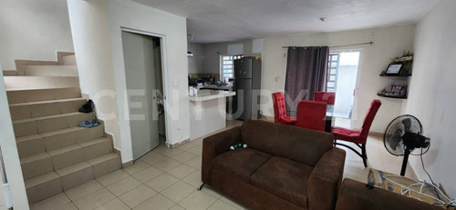 Casa En Venta En Col. Fuentes De Santa Lucia En Apodaca
