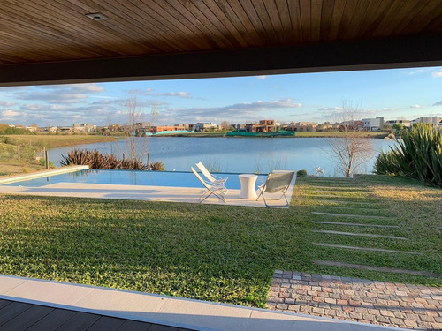 Imagen 5 de 14 de Impresionante Casa Al Agua En El Canton Norte!