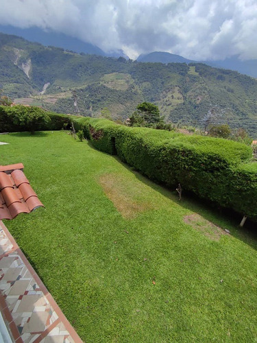 Vendo Espectacular Casa De 1.554 M2 De Terreno, 825 M2 De Construcción: 6h, 7b, 20 Pe, Ref. 800.000 - San Rafael De Tabay, Merida