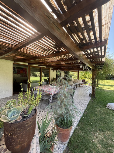 Casa Chilena, Parcela En Condominio. 5d+4b + Servicios.