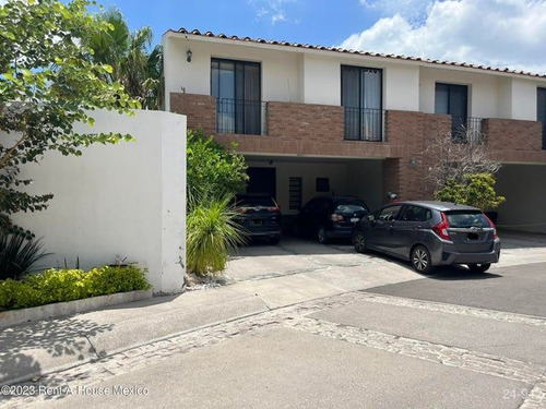 Casa De 3 Recamaras En Venta. Esquina En Cumbres Del Lago