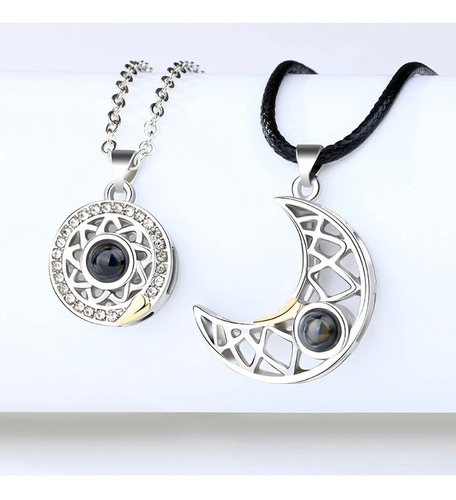 Imagen 6 de 10 de Collar De Parejas Sol Y Luna Proyecta Te Amo En 100 Idiomas