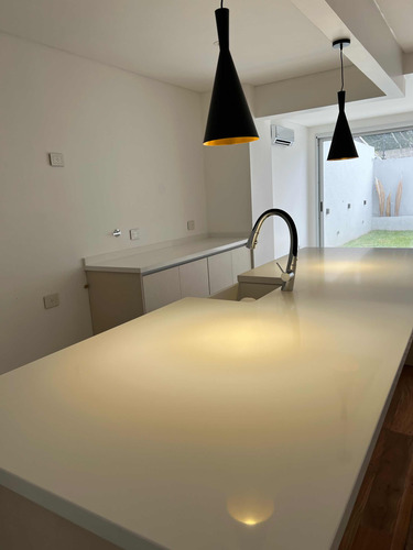 Casa De Estilo Francés, A Metros De La Av. Libertador, Remodelada A Nueva Con Un Concepto Moderno.
