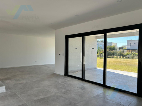 Casa En Venta 5 Amb En Altos De Campo Grande